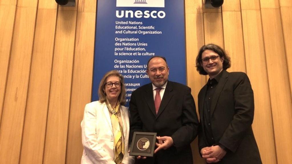 Sally Costerton (ICANN) (izq.), Tawfik Jelassi (UNESCO) (centr.) y Julien Lamamy (ispace) (izqu.).