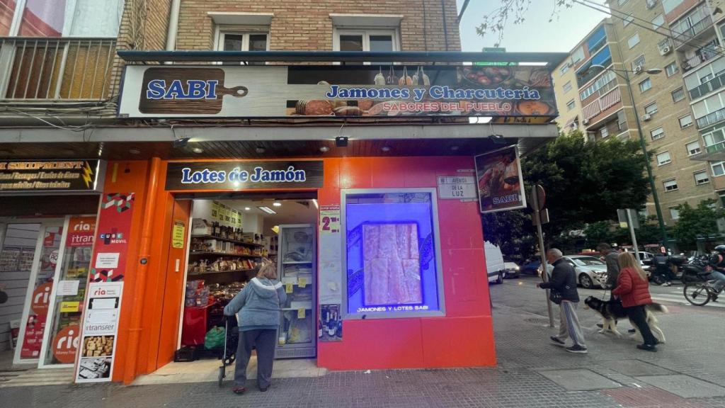 La tienda de dulces y charcutería.