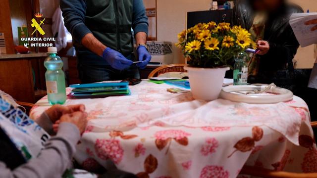 Un momento del registro en la residencia investigada en la comarca de La Vega Baja.