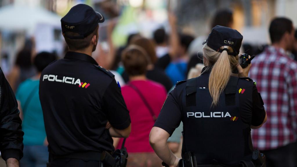 Imagen de archivo de dos agentes de la Policía Nacional