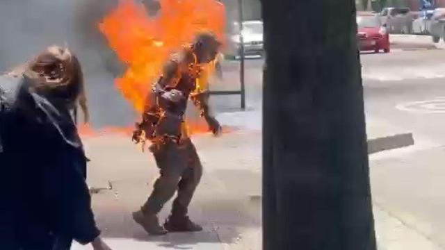 Captura de vídeo del momento en que el hombre ardía en llamas tras rociarse de gasolina.