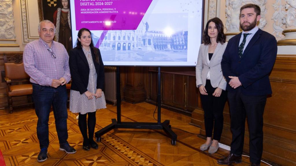 El director del servicio de Información y Administración Electrónica, Ángel Agúndez; la concejala delegada de Modernización Administrativa, Silvia Tomillo; la directora del departamento de Tecnologías de la Información y las Comunicaciones, Marina Vega Maza; y el concejal de Hacienda, Personal y Modernización Administrativa, Francisco Blanco