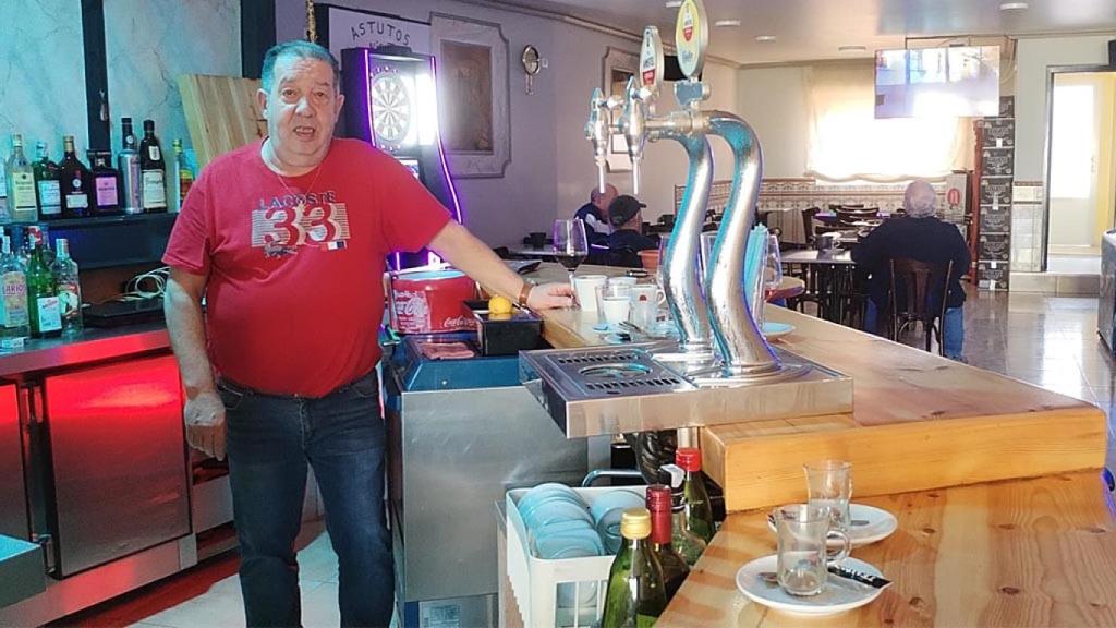 Manuel González Herrador en su Bar Tennesse de Nava del Rey