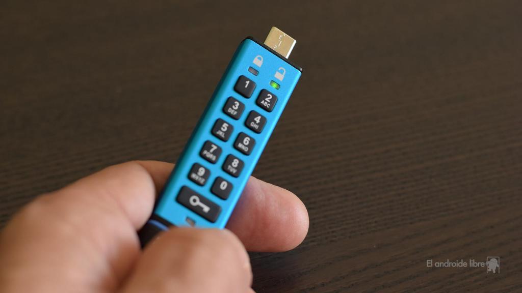 Kingston IronKey Keypad 200 con el LED de aviso de desbloqueo de datos