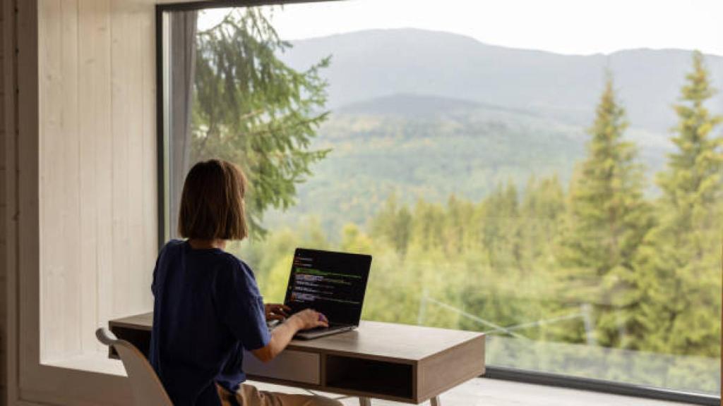 Una mujer teletrabajando desde casa