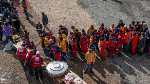 Voluntarios reparten comida. iStock