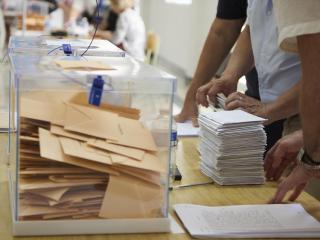 Imagen de archivo de una mesa electoral.