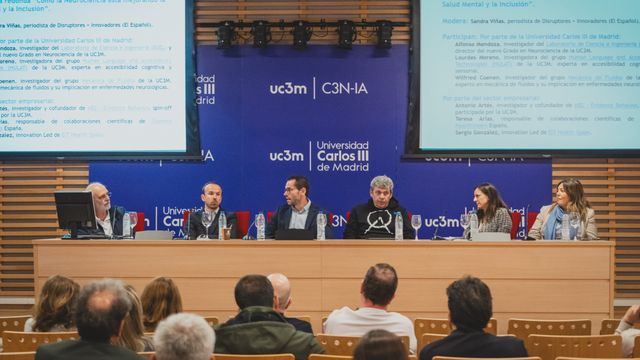 De izquierda a derecha: Alfonso Mendoza, investigador del Laboratorio de Ciencia e Ingeniería (BSEL) y director del nuevo Grado en Neurociencia de la UC3M; Wilfried Coenen, investigador del grupo Mecánica de Fluidos de la UC3M; Sergio González, Innovation Lead de EIT Health Spain;  Antonio Artés, investigador y cofundador de eB2; Teresa Arias, responsable de colaboraciones científicas de Siemens Healthineers España; y Lourdes Moreno, investigadora del grupo Human Language and Accessibility Technologies (HULAT) de la UC3M.