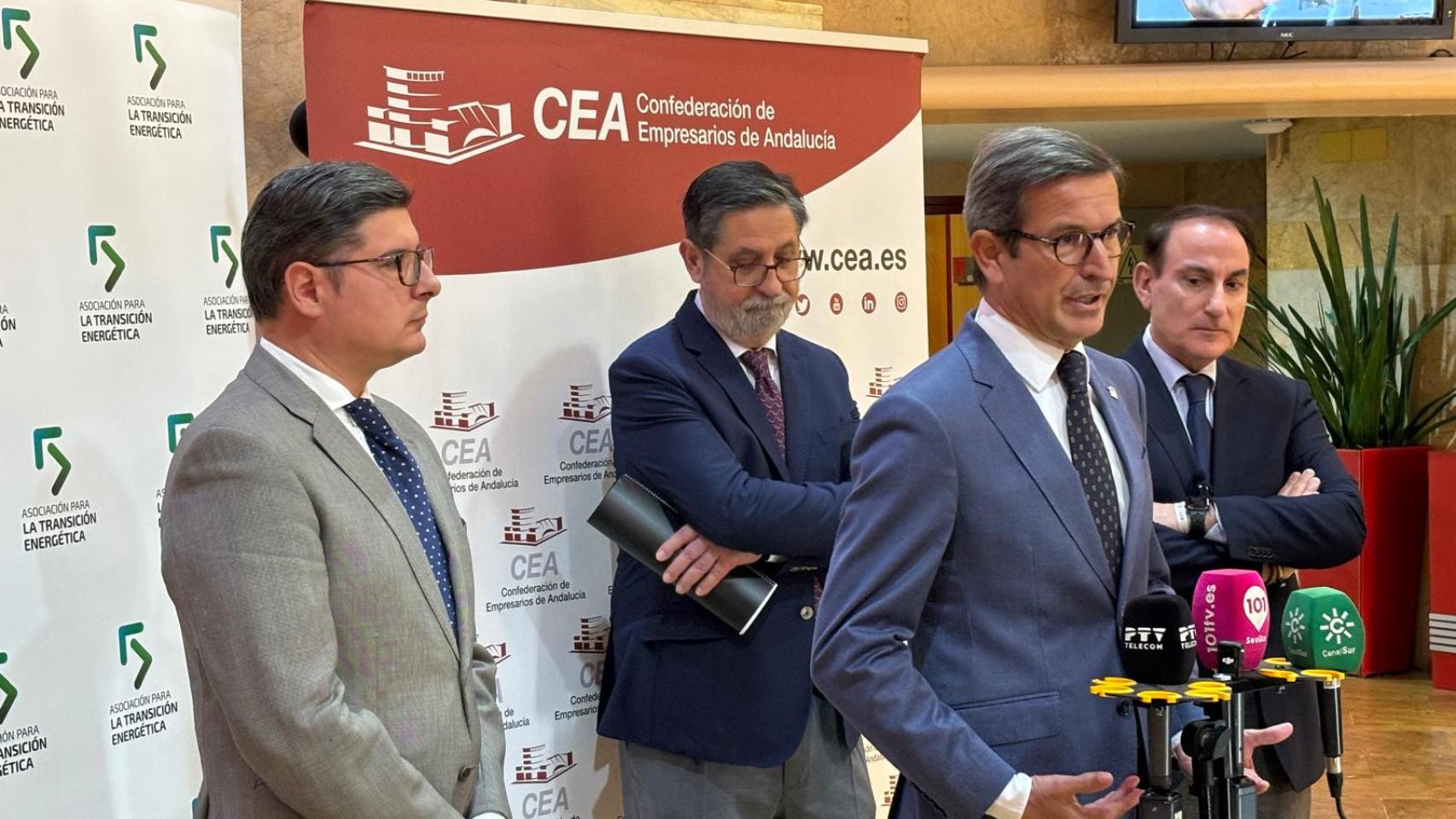 Declaraciones a medios antes del arranque del foro.