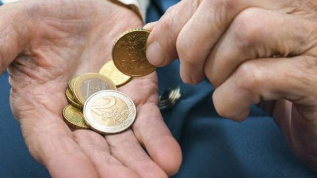 Una persona mayor contando dinero