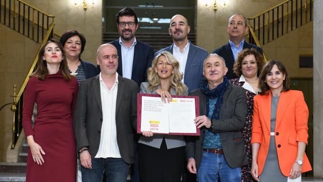 Foto de familia de los equipos negociadores del Ministerio de Trabajo, CCOO y UGT.