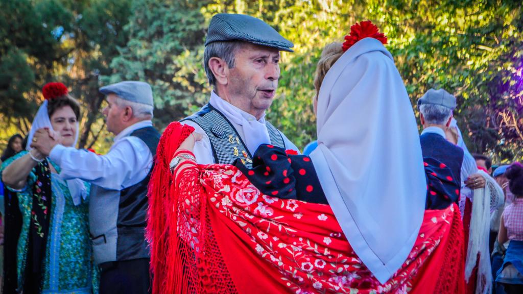 Hombres y mujeres bailando durante la feria de San Isidro, Madrid, España.