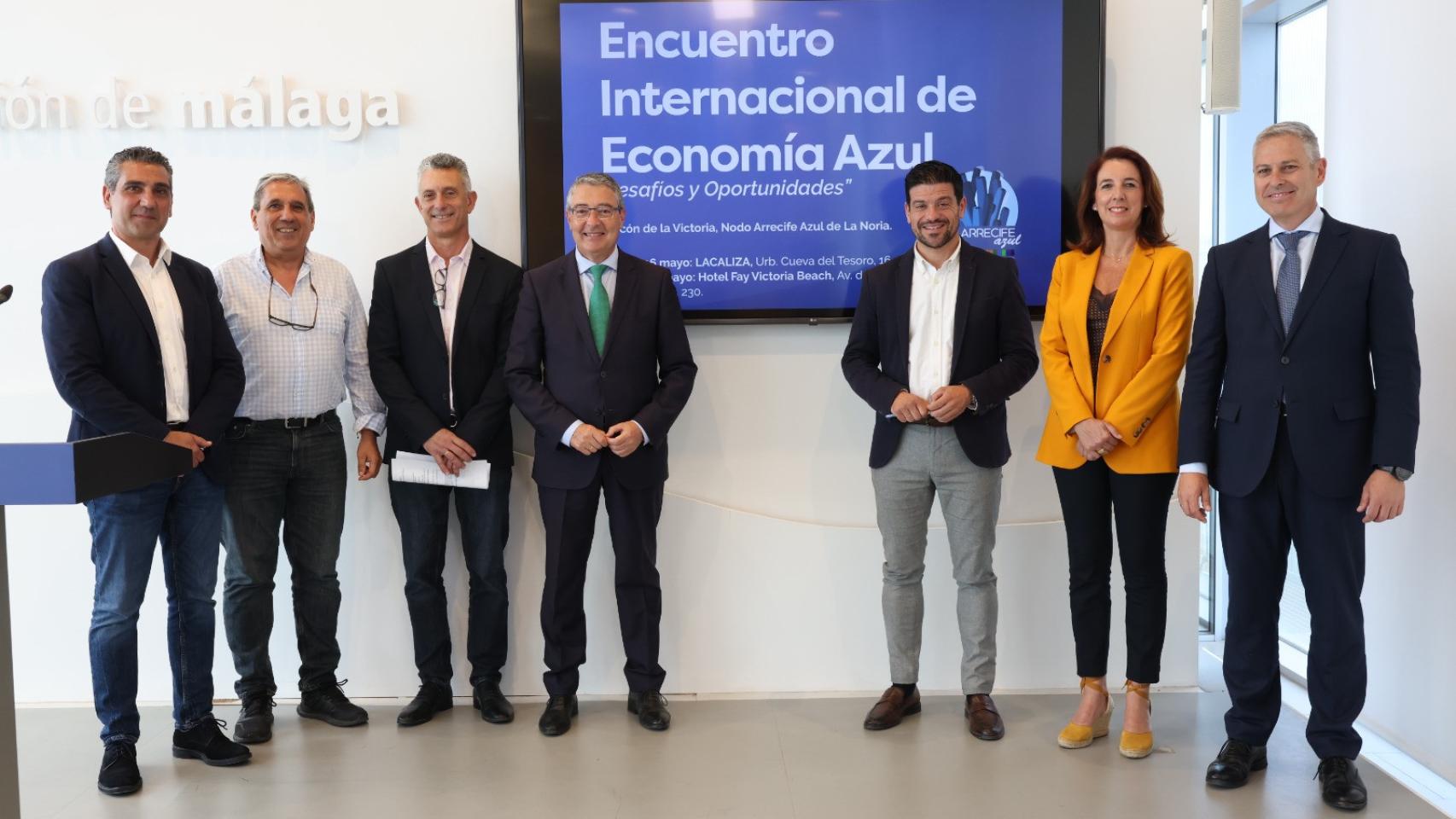 Foto familia de la presentación del encuentro.