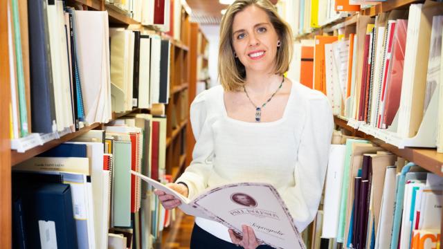 La CEO de la Escuela Superior de Música Reina Sofía, en la biblioteca del centro.