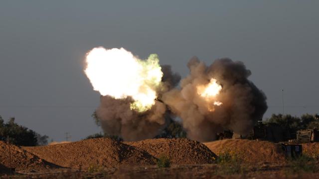 Bombardeo israelí cerca de la frontera con la Franja de Gaza.