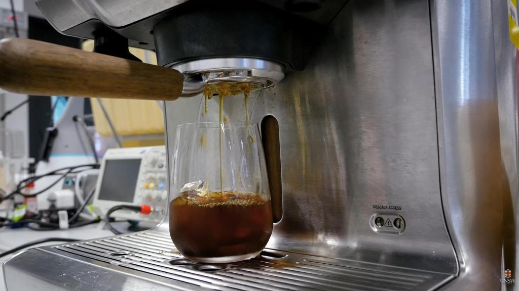 Cafetera infusionando café en minutos