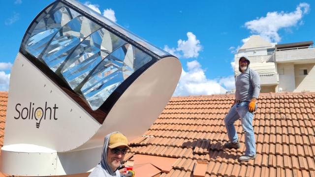 Operarios instalando uno de los equipos de Solight
