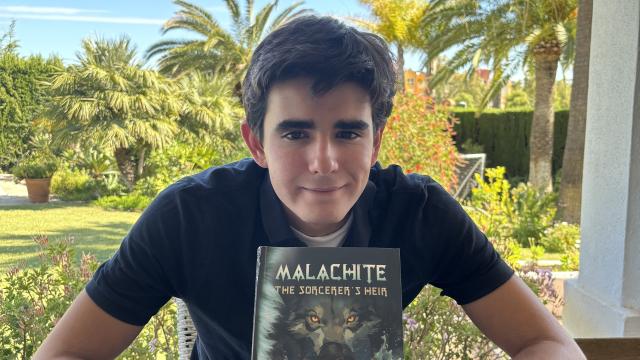 Nico Minguela, junto a su libro 'Malaquita, el heredero del hechicero'.