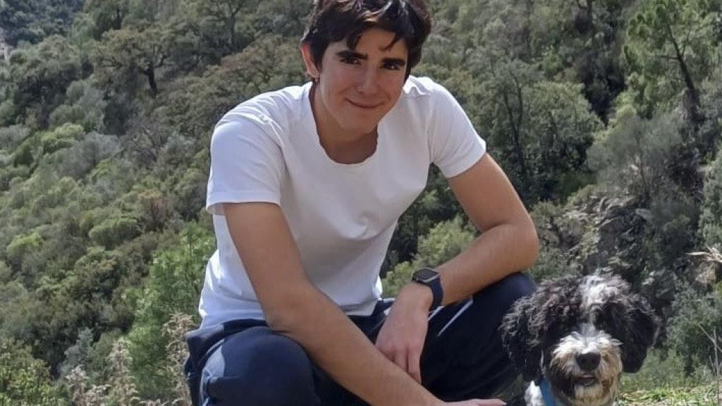 Nico junto a su mascota, Curra, en la montaña.