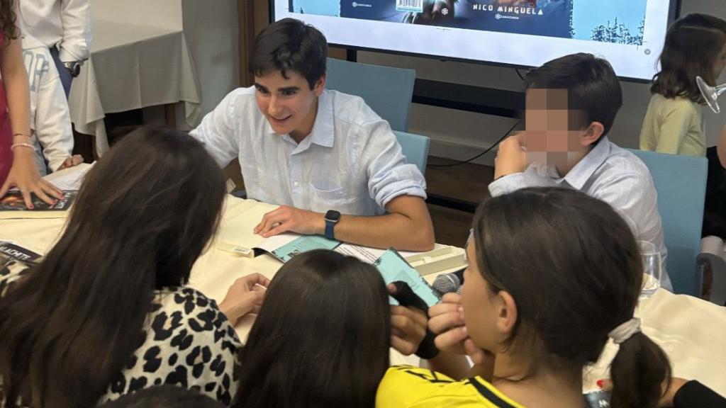 Nico firmando ejemplares en la presentación del libro.
