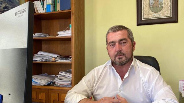 El alcalde de Aznalcóllar, en su despacho.