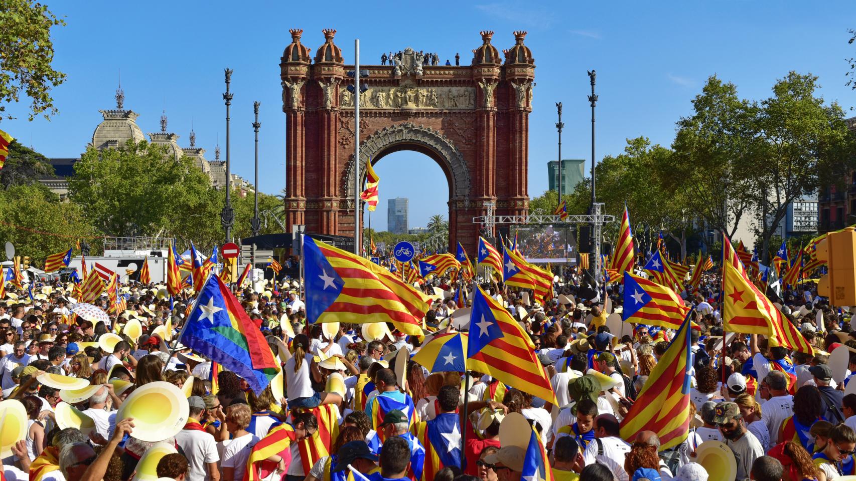 Manifestación a favor de la independencia en el Arco de Triunfo, en Barcelona.