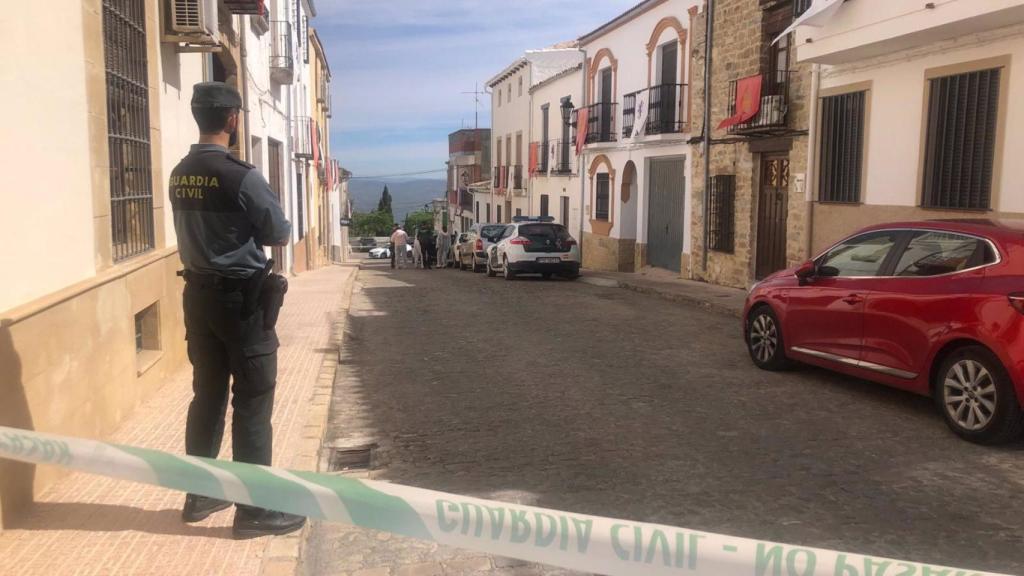 La vivienda de Sabiote donde ha aparecido el cadáver ha sido acordonada por la Guardia Civil.