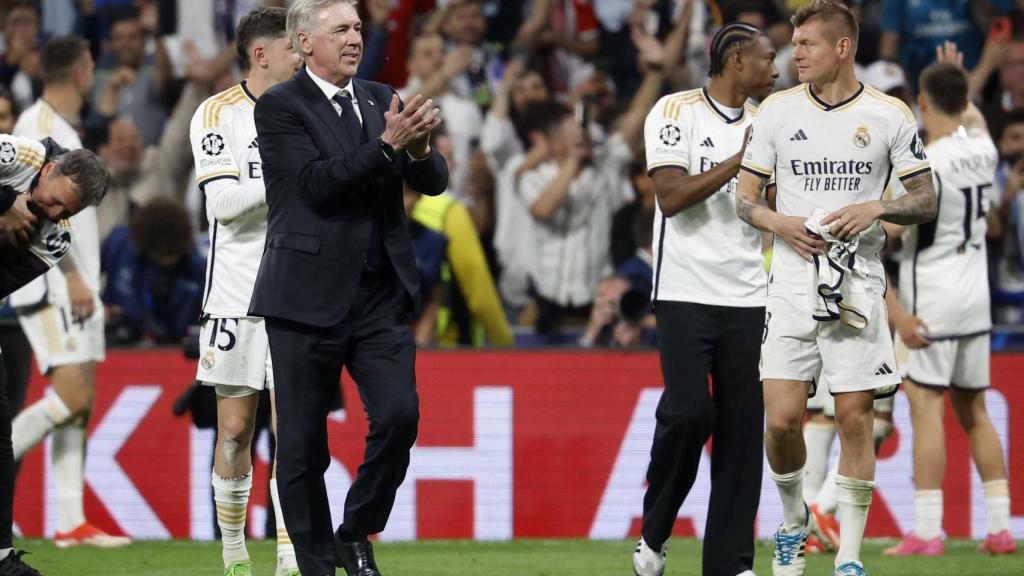 Carlo Ancelotti y Toni Kroos aplauden a la afición.