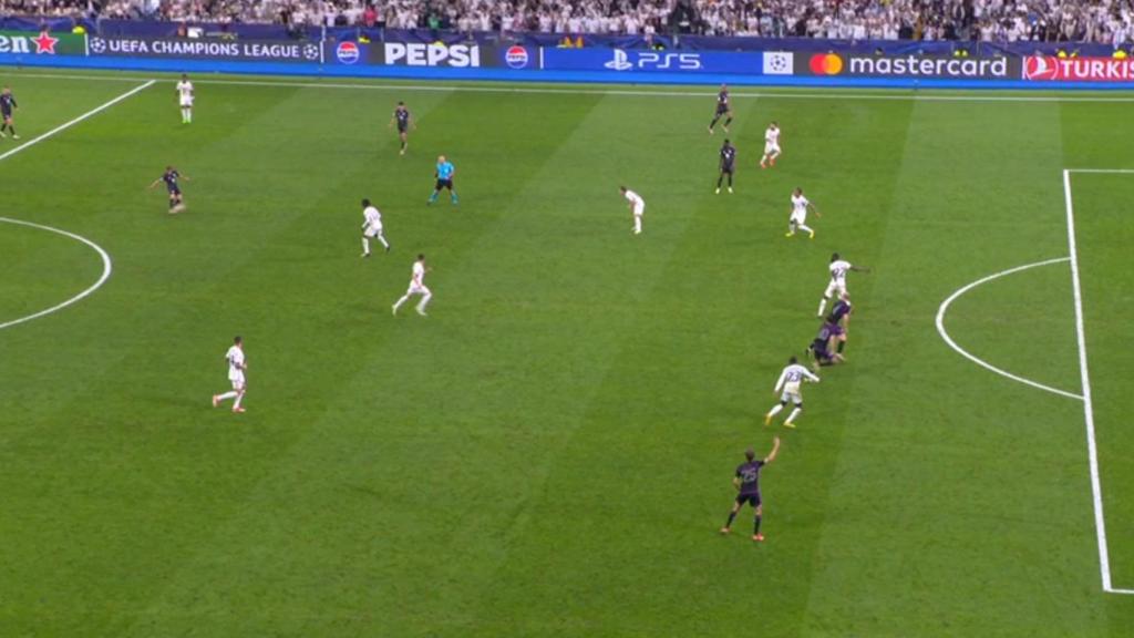 Imagen del fuera del juego pitado con el linier de Marciniak.