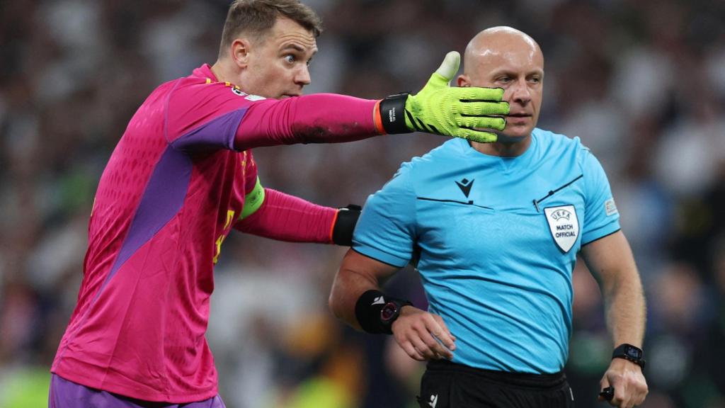 Manuel Neuer protesta a Szymon Marciniak tras la jugada.