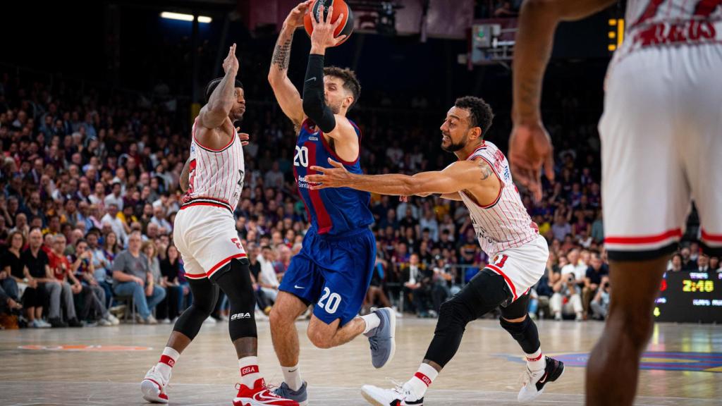 Nicolás Laprovittola en una acción del quinto partido de los 'Playoffs' de la Euroliga contra Olympiacos