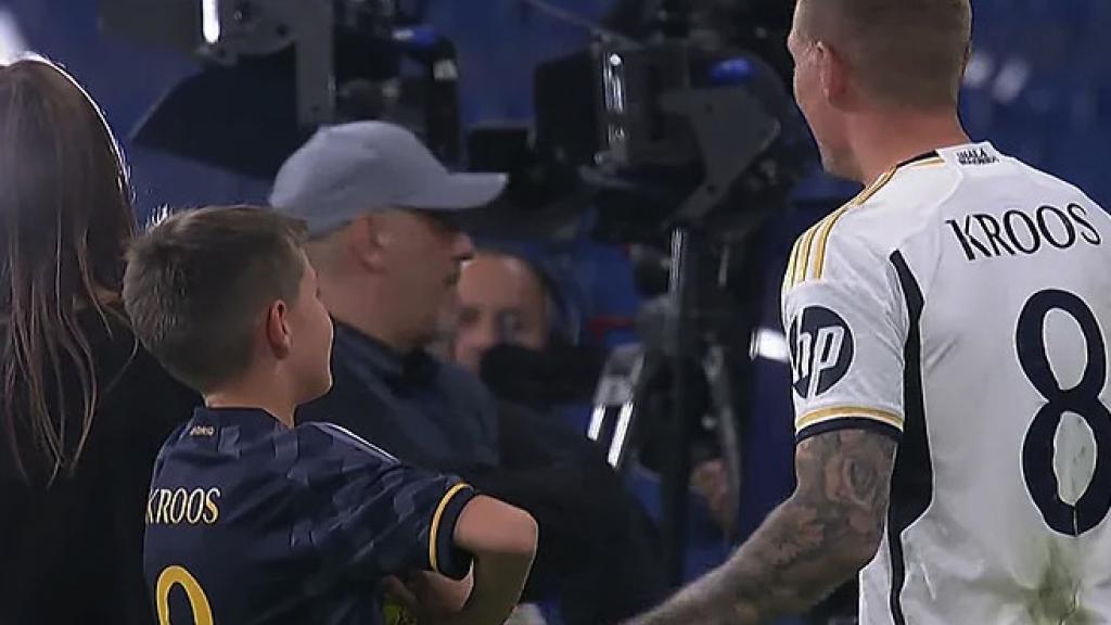 Kroos, junto a su hijo, en el césped del Bernabéu con el estadio vacío
