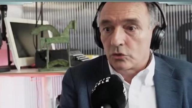 El diputado y dirigente de Sumar Enrique Santiago este jueves en una entrevista en Radiocable.