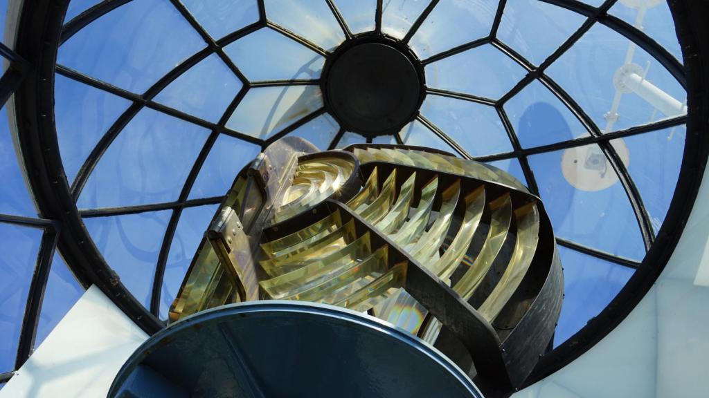 Foco del faro La Farola de Málaga