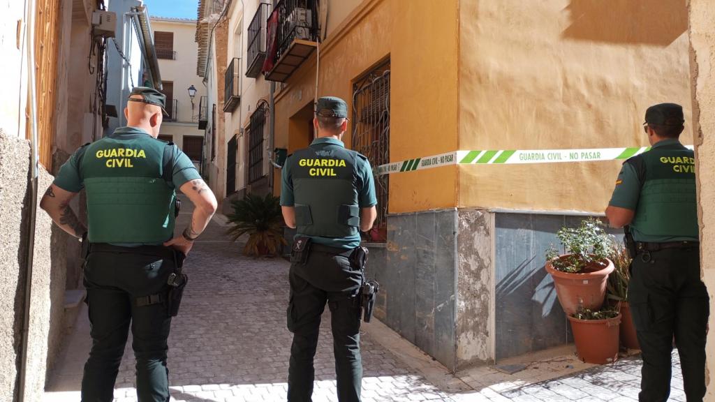 Tres agentes de la Guardia Civil, este jueves, custodiando el perímetro de trabajo habilitado por la Policía Judicial para inspeccionar el inmueble calcinado.