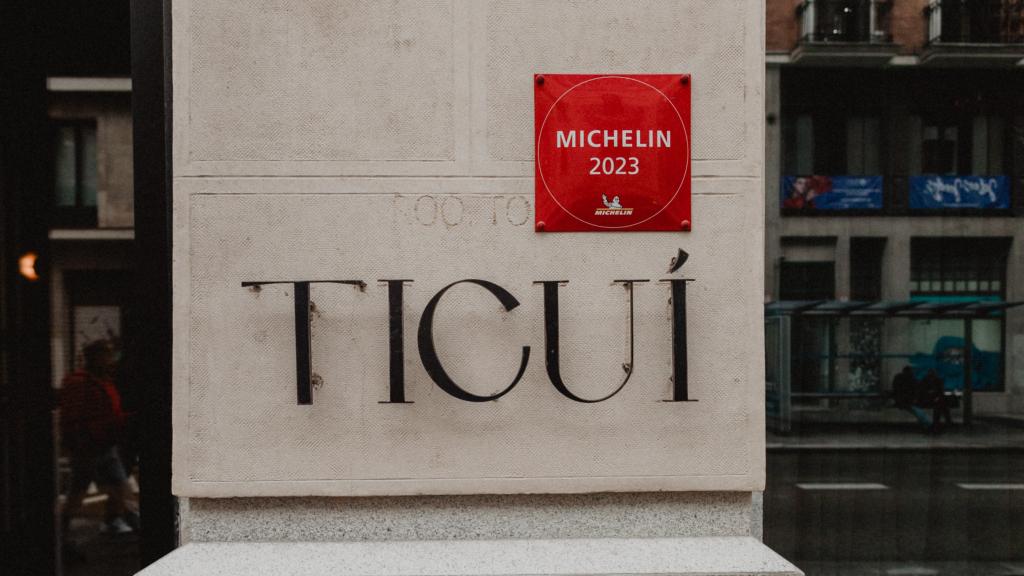 Entrada del restaurante Ticuí, a pie de calle.