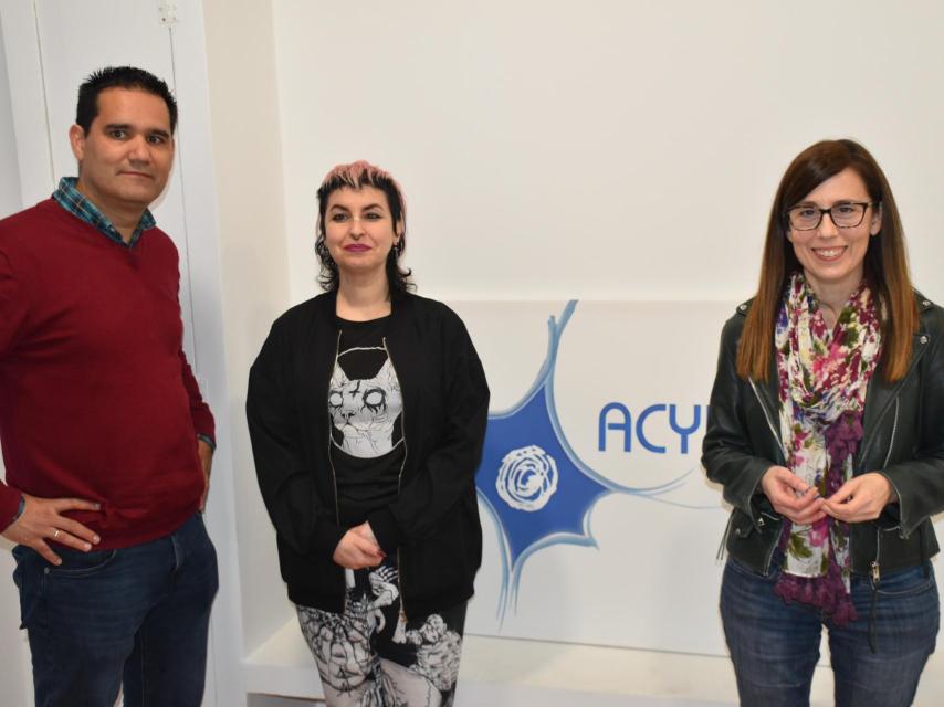 Beatriz Hernández, en el centro, en la sede de ACYLAC