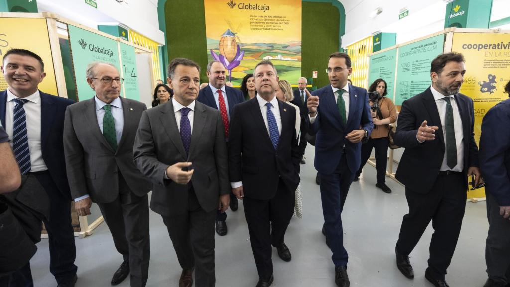 Autoridades en el estand de Globalcaja en Expovicaman.