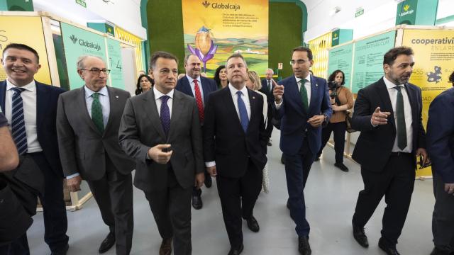 Autoridades en el estand de Globalcaja en Expovicaman.