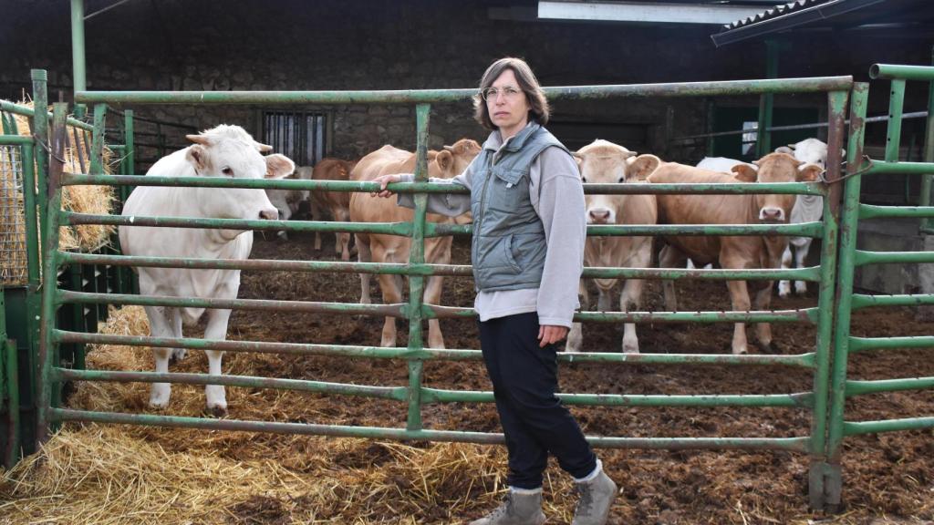 Lourdes, en la granja con sus vacas
