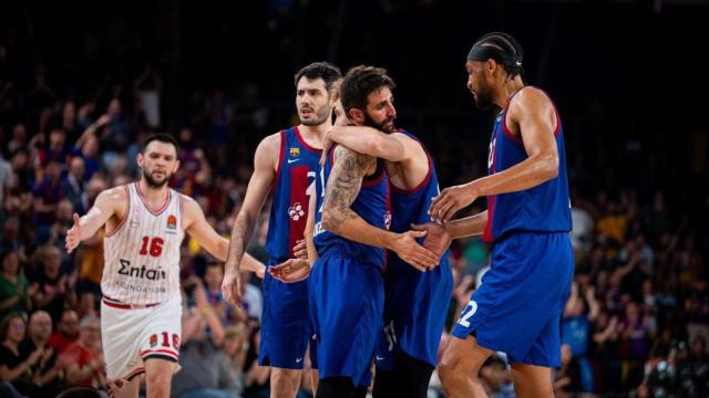 Aficionados culés viendo el baloncesto en el Palau no se pueden creer la remontada del Madrid