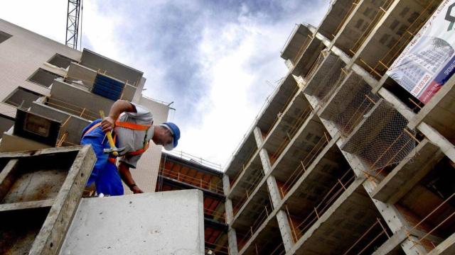 Un obrero trabaja en un edificio de viviendas en construcción.