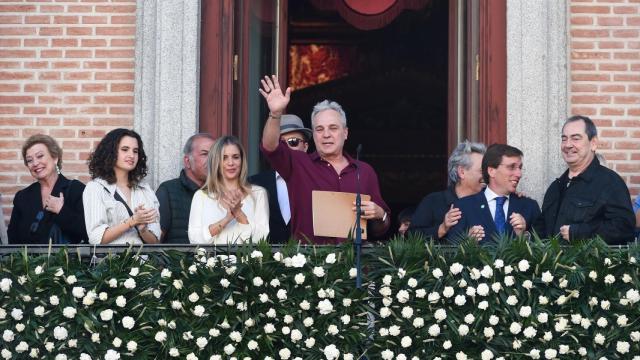 El pregonero de San Isidro, David Summers, en el balcón de la Casa de la Villa, este jueves 9 de mayo.