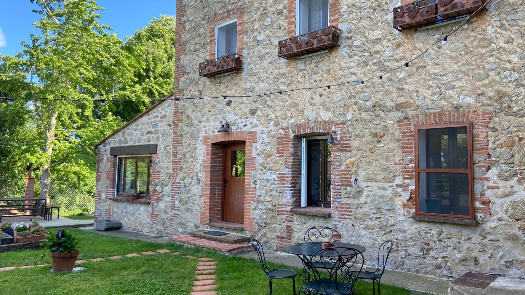 Fachada de la casa donde se hospedaba Puigdemont