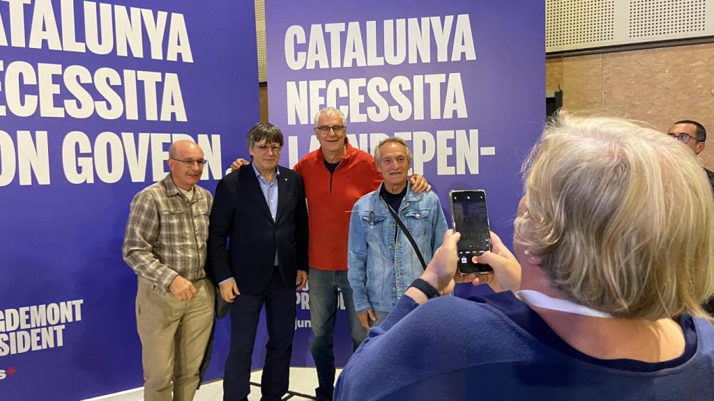 La cola para hacerse una foto con Puigdemont dura más de una hora