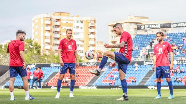 Jugadores del Eldense en el último entrenamiento antes de viajar a Burgos.