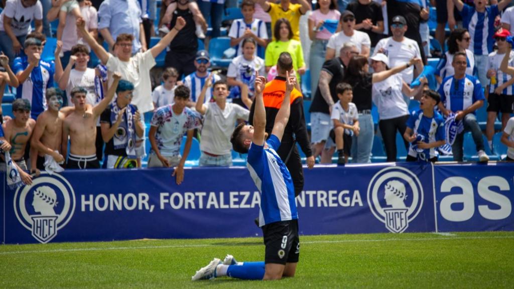 Agustín Coscia celebrando el gol ante el Lleida que valió el ascenso.