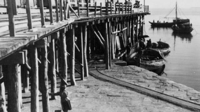 Imagen de archivo del trabajo en las salinas de Torrevieja, con una mujer en el primer plano.