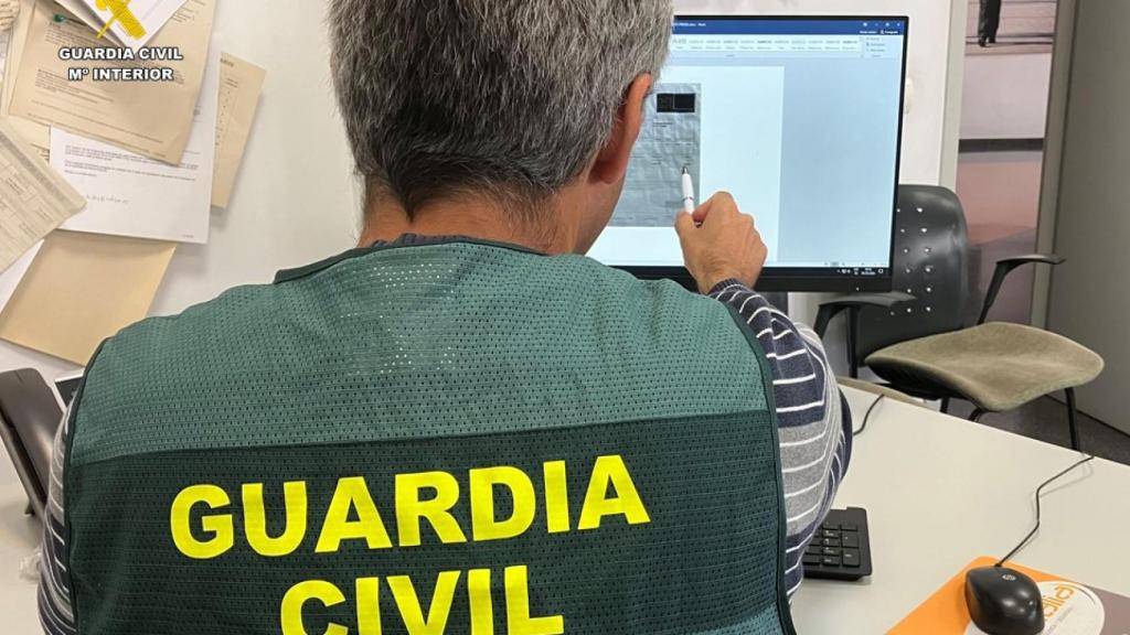 Un agente de la Guardia Civil, investigando un caso.