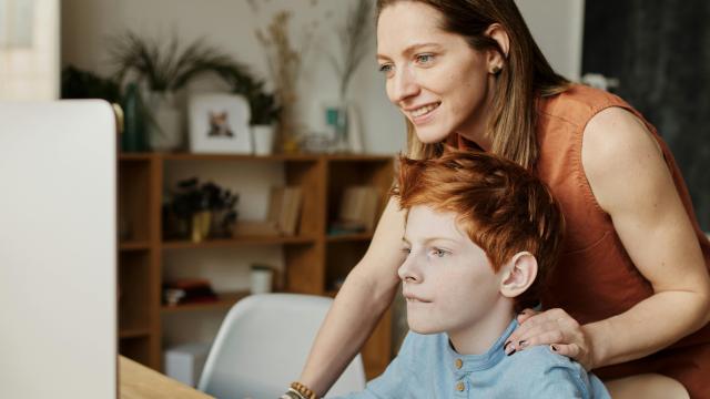 Imagen de una madre con su hijo.